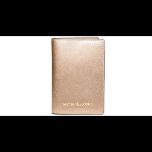 (NWOT) MICHAEL KORS GOLD PASSPORT CASE